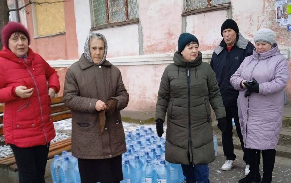 Жителям Марганецької громади видали понад 5 тисяч пляшок питної бутильованої води (фото) 1 Жителям Марганецької громади видали понад 5 тисяч  пляшок питної бутильованої води 5