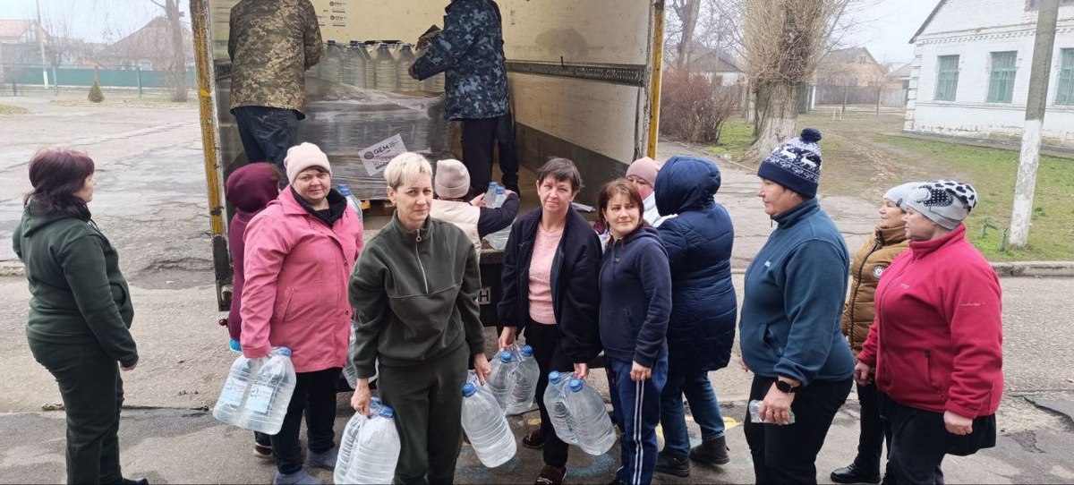 Жителям Покровської громади роздали понад 1400 пляшок з водою 1 Жителям Покровської