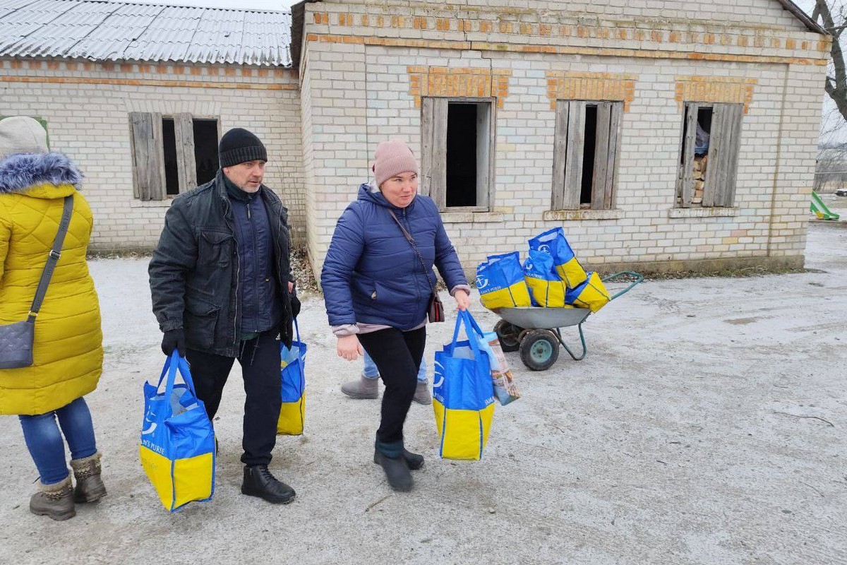 Жителям Томаківської громади передали харчові набори від БФ 10