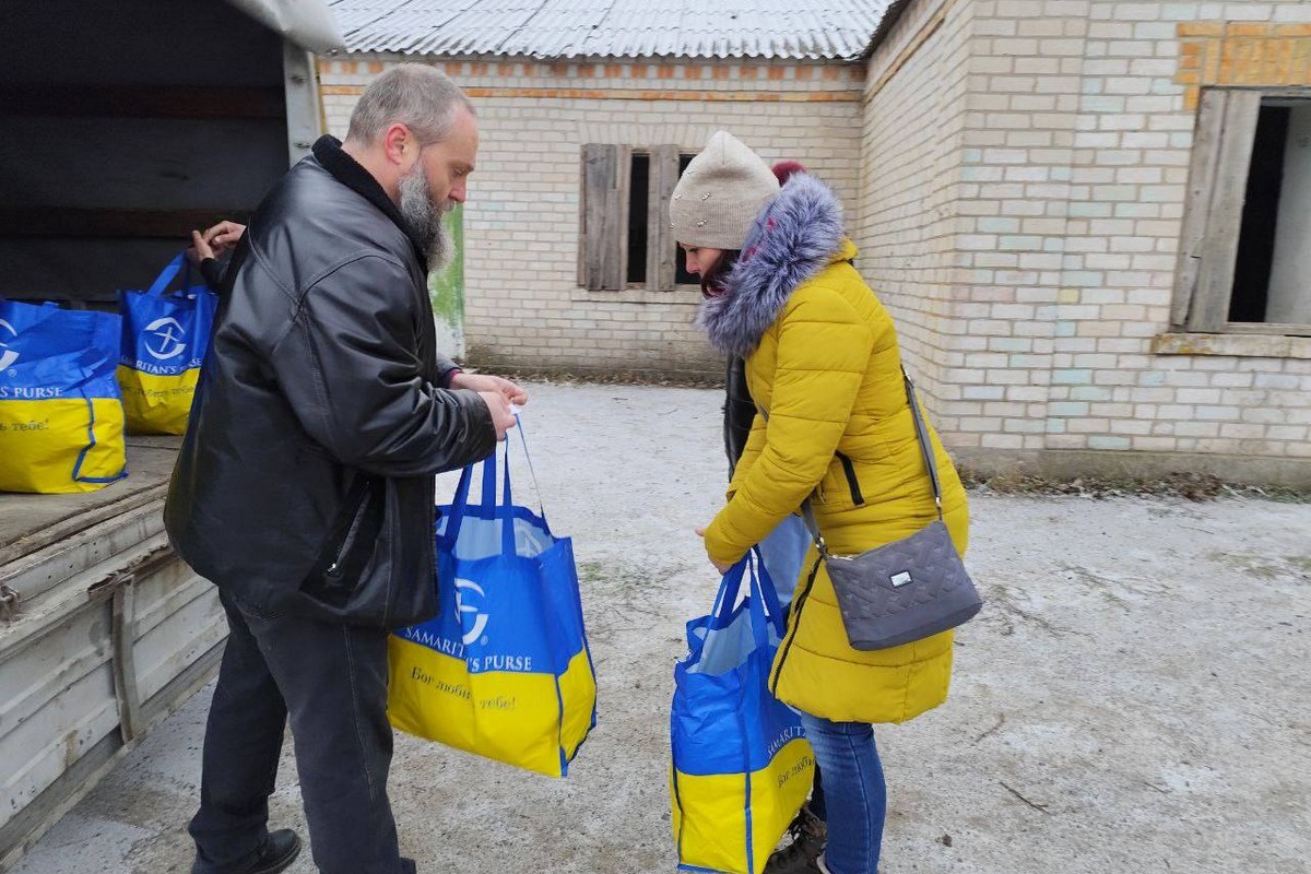 Жителям Томаківської громади передали харчові набори від БФ 5