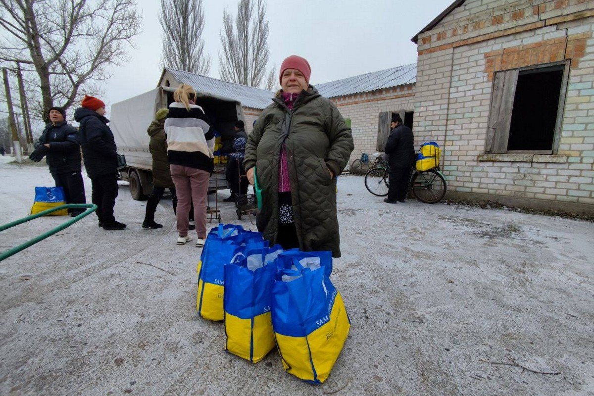 Жителям Томаківської громади передали харчові набори від БФ 6