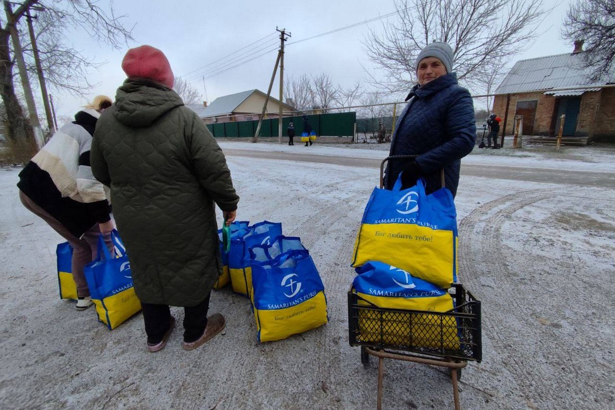 Жителям Томаківської громади передали харчові набори від БФ 8