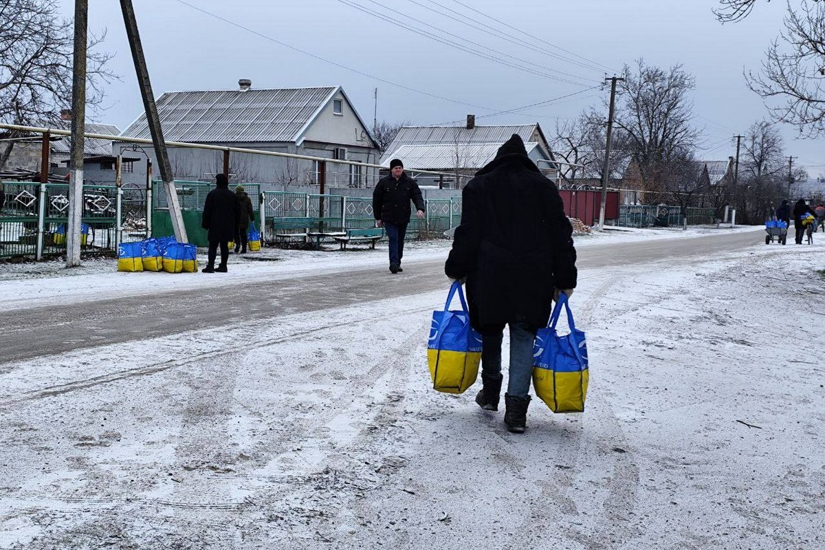 Жителям Томаківської громади передали харчові набори від БФ 9