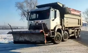 За необхідністю розчищають та посипають автошляхи: на Дніпропетровщині чергують 66 одиниць спецтехніки