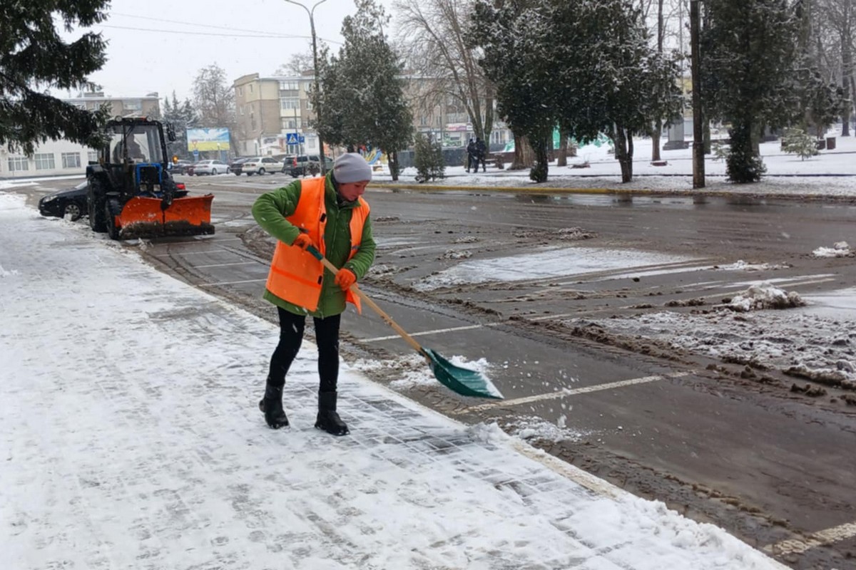 комунальники Покрова долають наслідки негоди (фото)