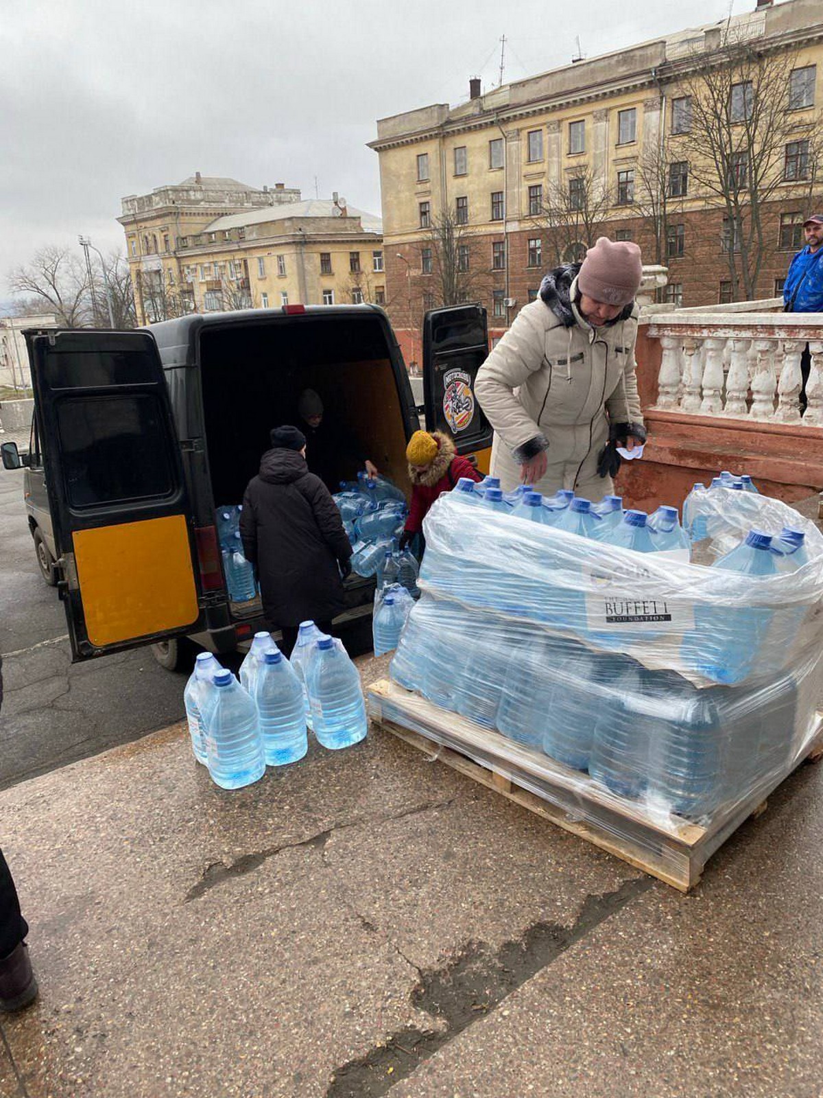 У Марганці за тиждень видали 10 152 пляшки питної бутильованої води (фото)