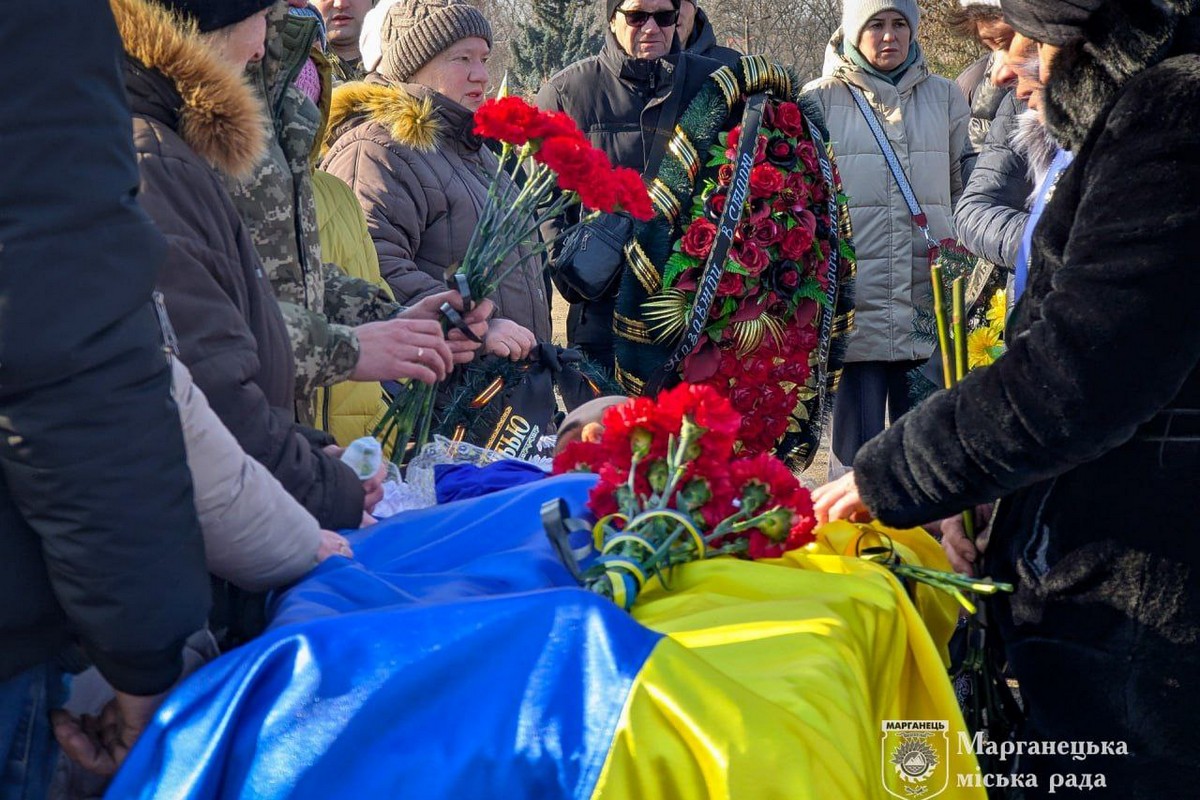 Сьогодні Марганець провів у останню путь молодого бійця: фото