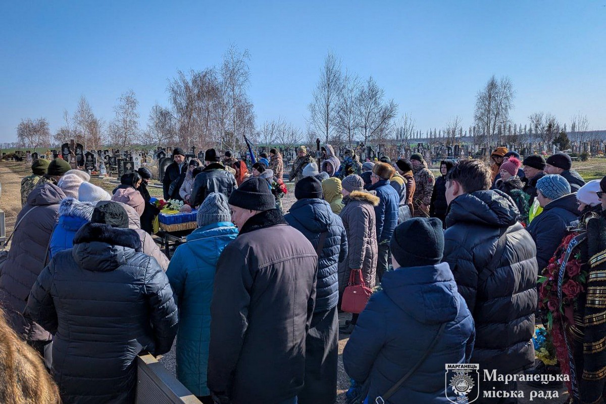 Сьогодні Марганець провів у останню путь молодого бійця: фото