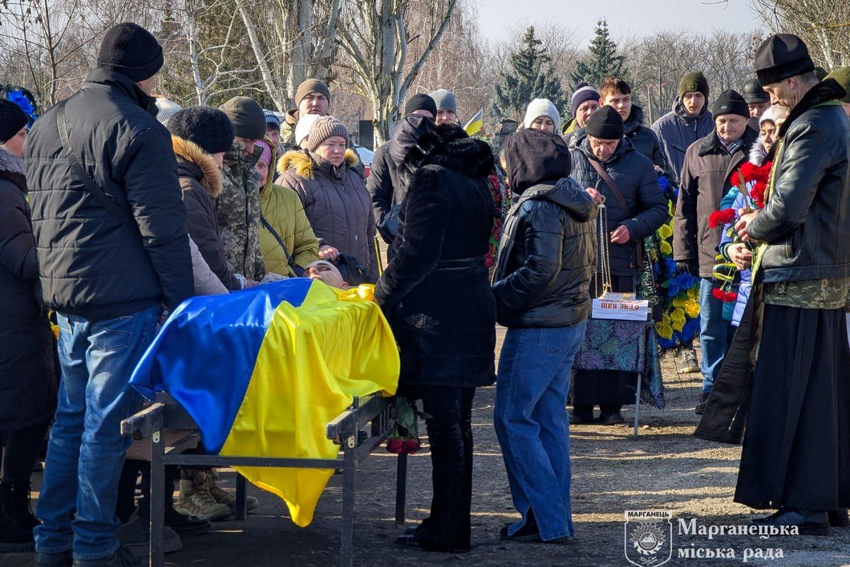 Сьогодні Марганець провів у останню путь молодого бійця: фото