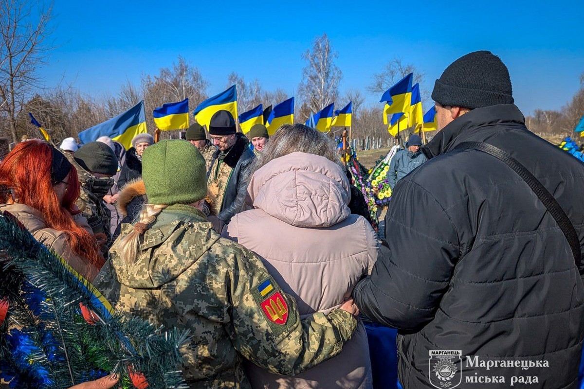 Сьогодні Марганець провів у останню путь молодого бійця: фото