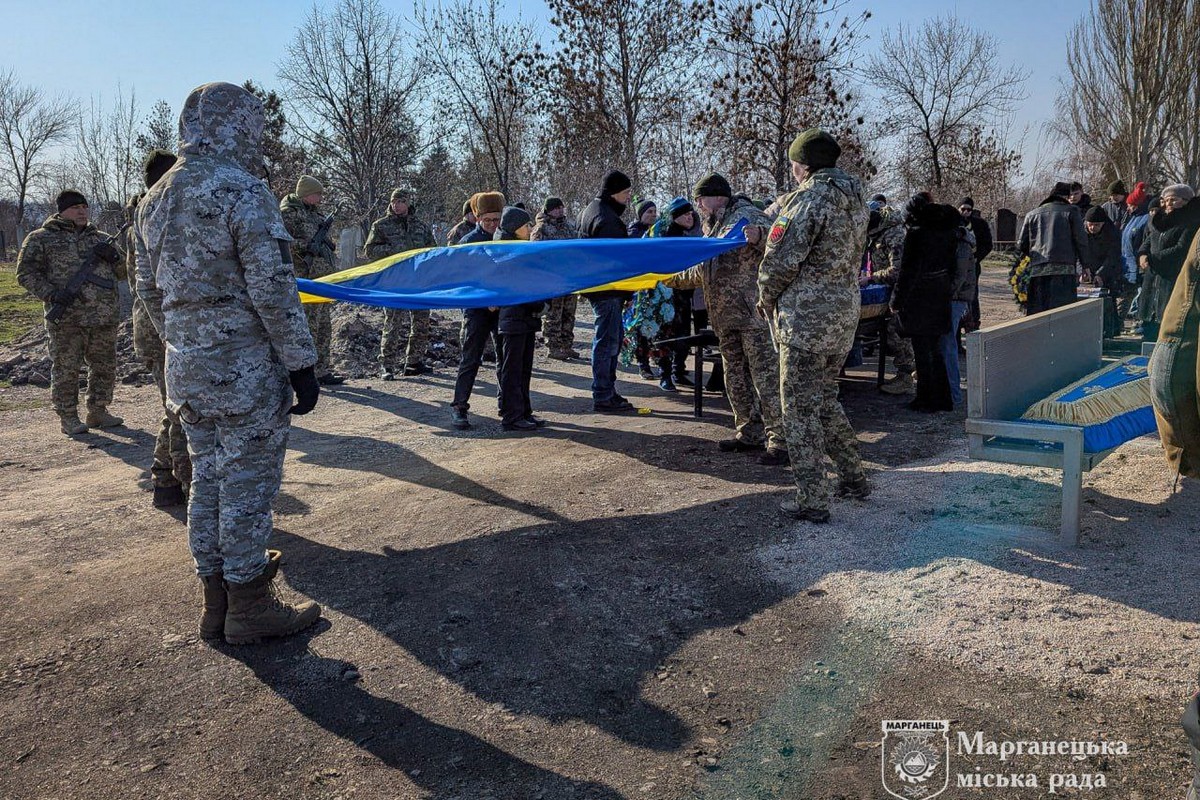 Сьогодні Марганець провів у останню путь молодого бійця: фото