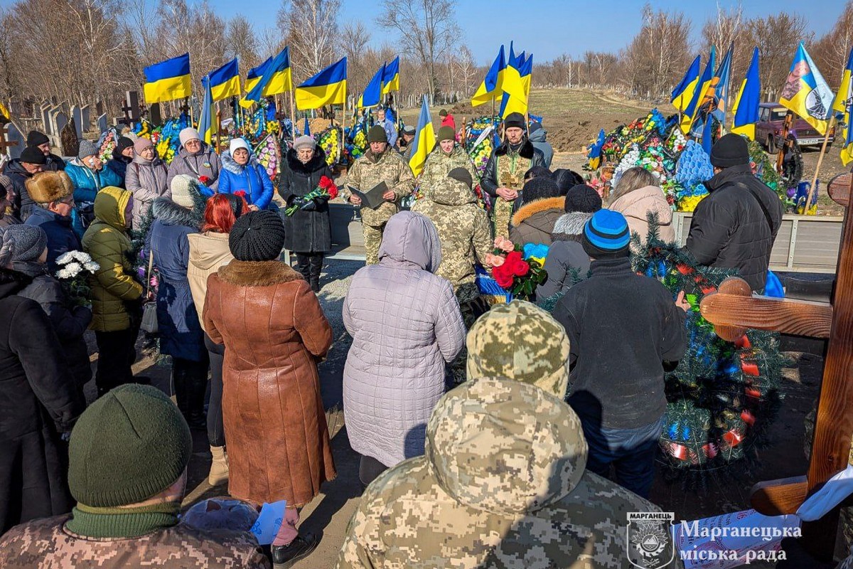 Сьогодні Марганець провів у останню путь молодого бійця: фото