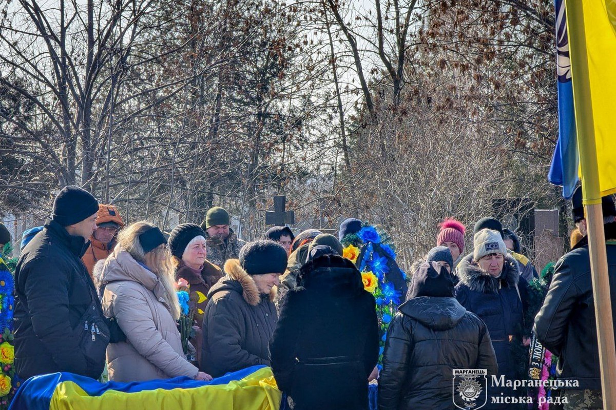 Сьогодні Марганець провів у останню путь молодого бійця: фото