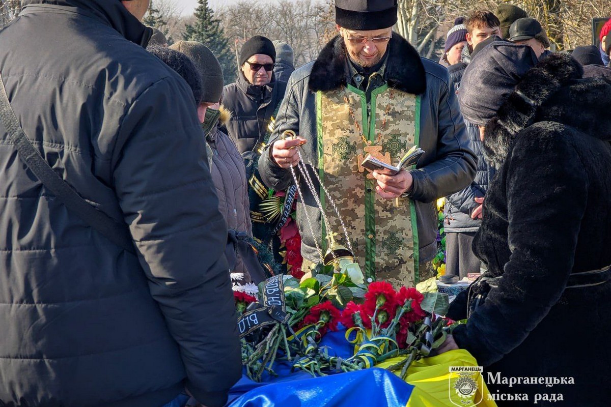 Сьогодні Марганець провів у останню путь молодого бійця: фото