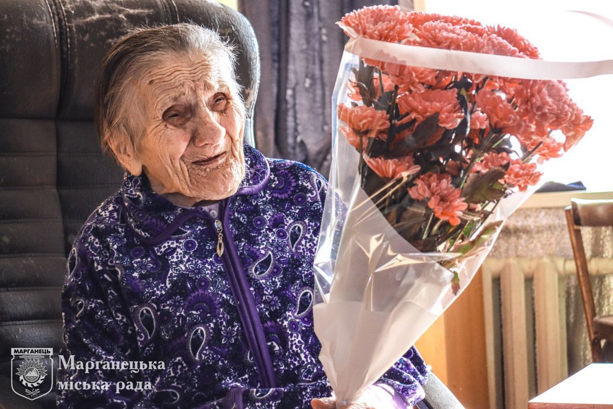«Це дійсно диво зустріти 100-річний ювілей»: у Марганці сьогодні привітали місцеву мешканку 1 «Це дійсно диво зустріти 100-річний ювілей»: у Марганці сьогодні привітали місцеву мешканку