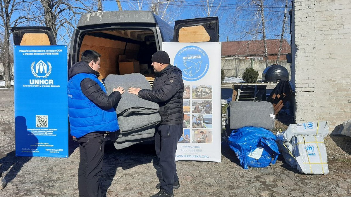 Гуманітарна допомога у Марганці: мешканцям видали будматеріали і 9828 пляшок питної води