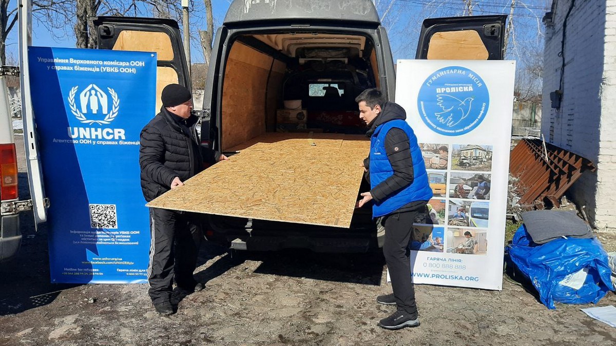 Гуманітарна допомога у Марганці: мешканцям видали будматеріали і 9828 пляшок питної води