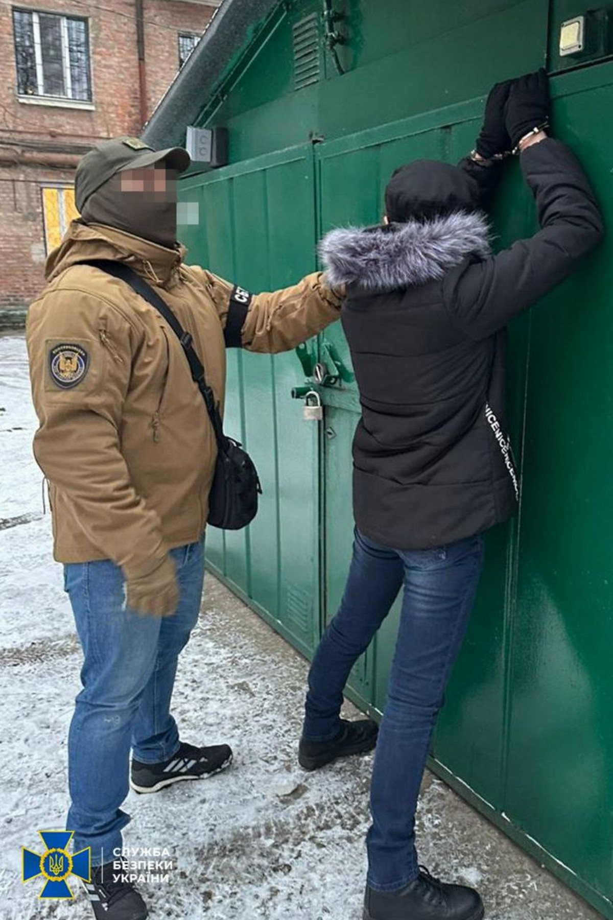 СБУ затримала агентурну групу ворожих спецслужб, яка на замовлення рф намагалася підірвати ветерана-правоохоронця у Дніпрі. Вибухівку забирали у схроні в Нікополі.