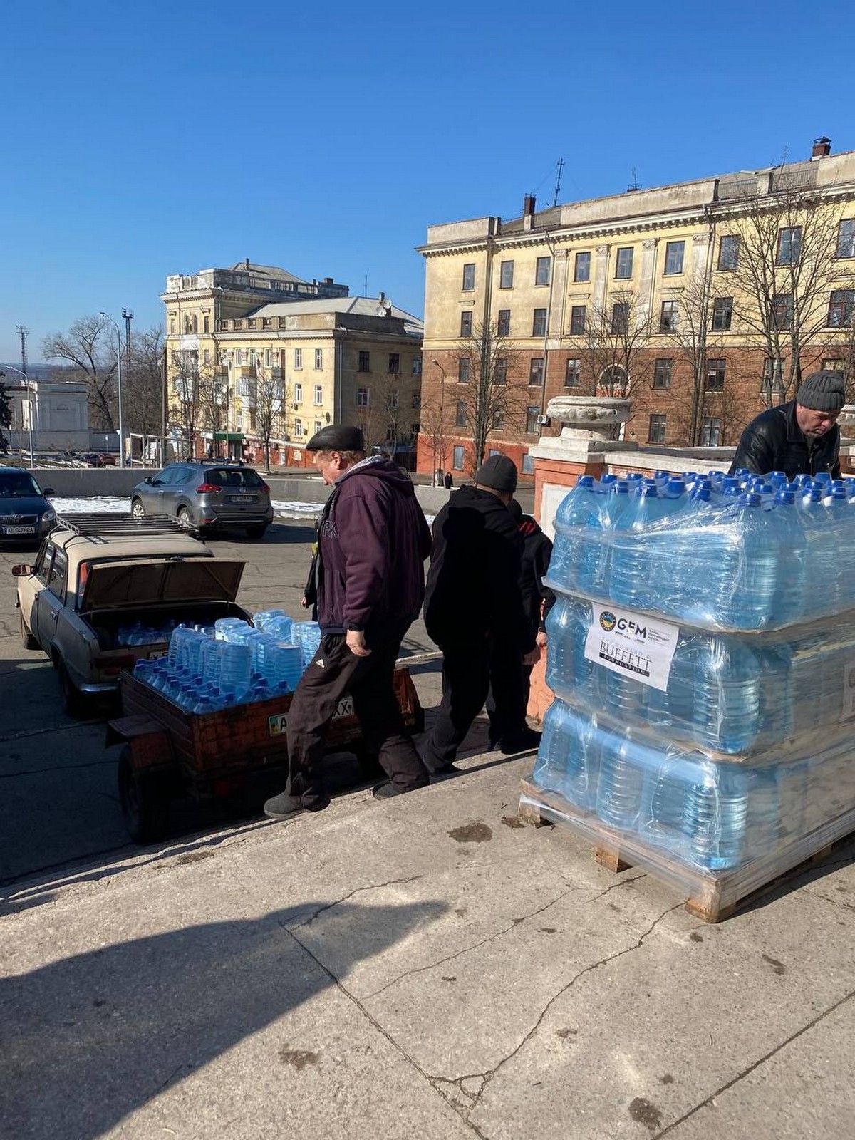 Гуманітарна допомога у Марганці: мешканцям видали будматеріали і 9828 пляшок питної води