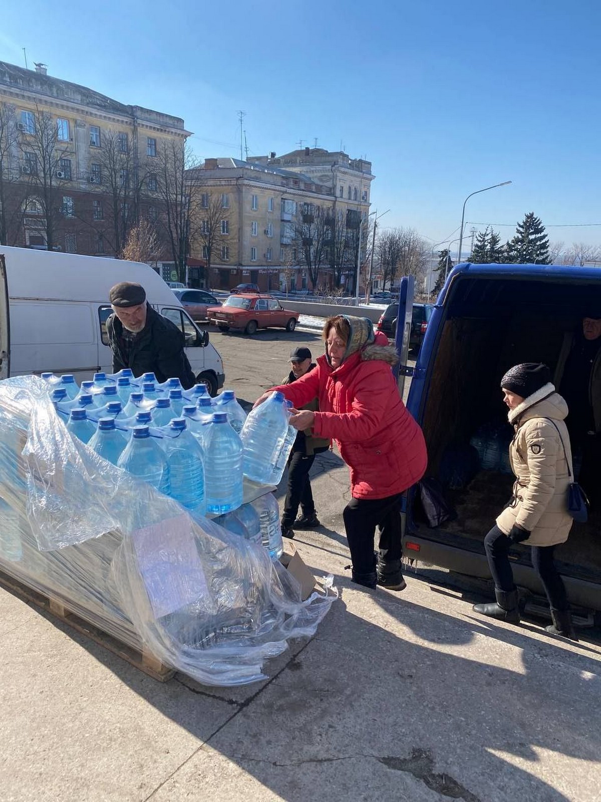 Гуманітарна допомога у Марганці: мешканцям видали будматеріали і 9828 пляшок питної води