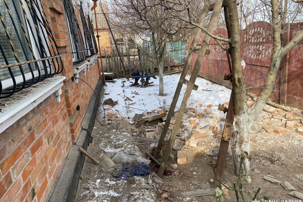 В будівлях потрощено дахи, посічено стіни: про наслідки обстрілів Нікополя і району за добу розповіли у поліції (фото)