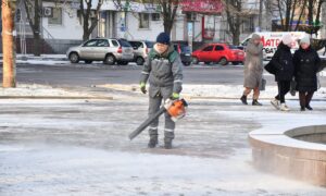 Прибирали сніг, обробляли тротуари, встановлювали габіони: про роботу комунальників Нікополя на цьому тижні розповіла влада