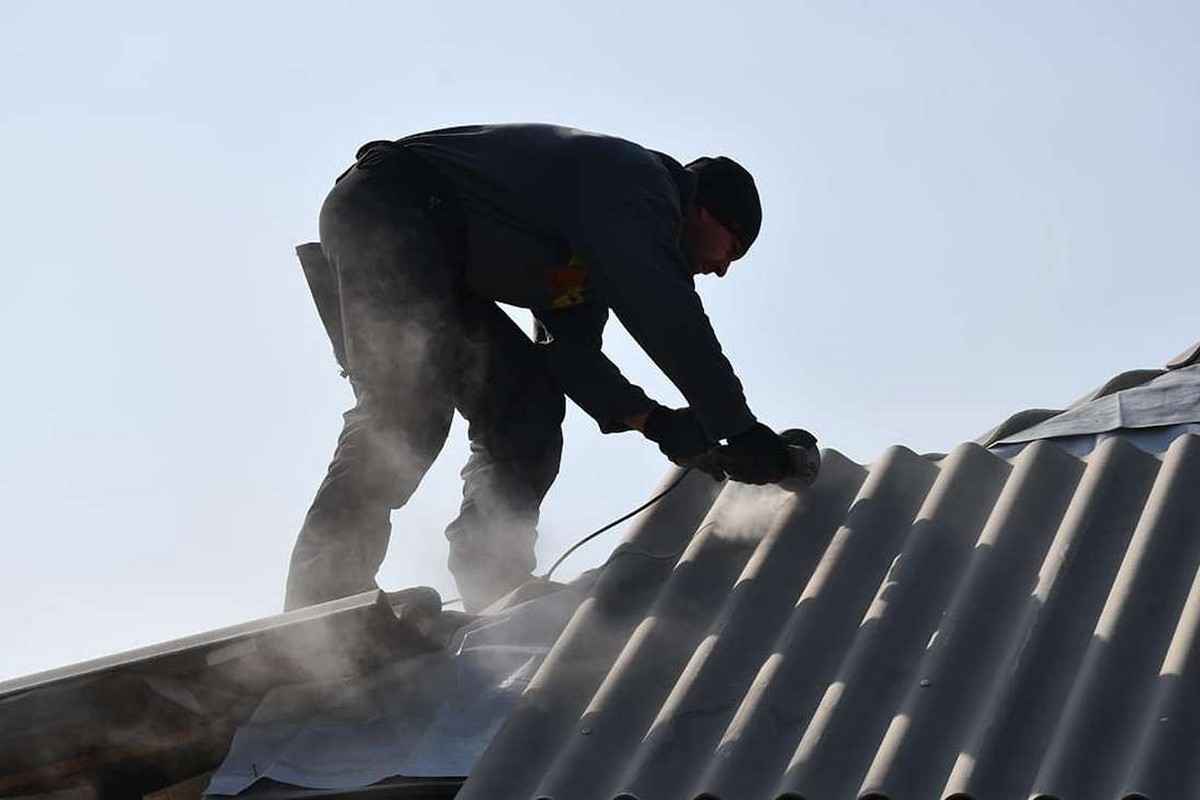 Кілька бригад у Нікополі відновлюють понівечене житло: фото до і після 1 Кілька бригад у Нікополі відновлюють понівечене житло: фото до і після