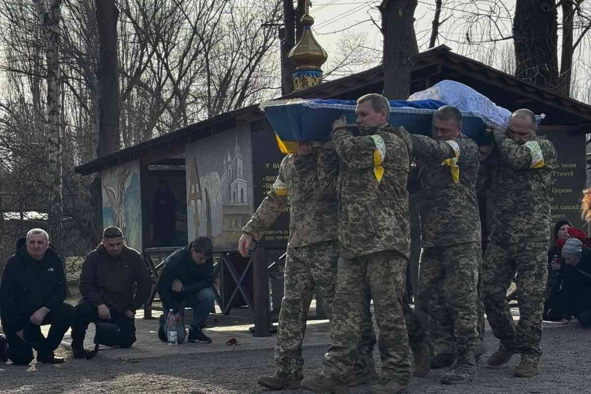 Поховали на Алеї Героїв: у Нікополі сьогодні провели в останню путь Захисника (фото) 1 Поховали на Алеї Героїв: у Нікополі сьогодні провели в останню путь Захисника (фото)