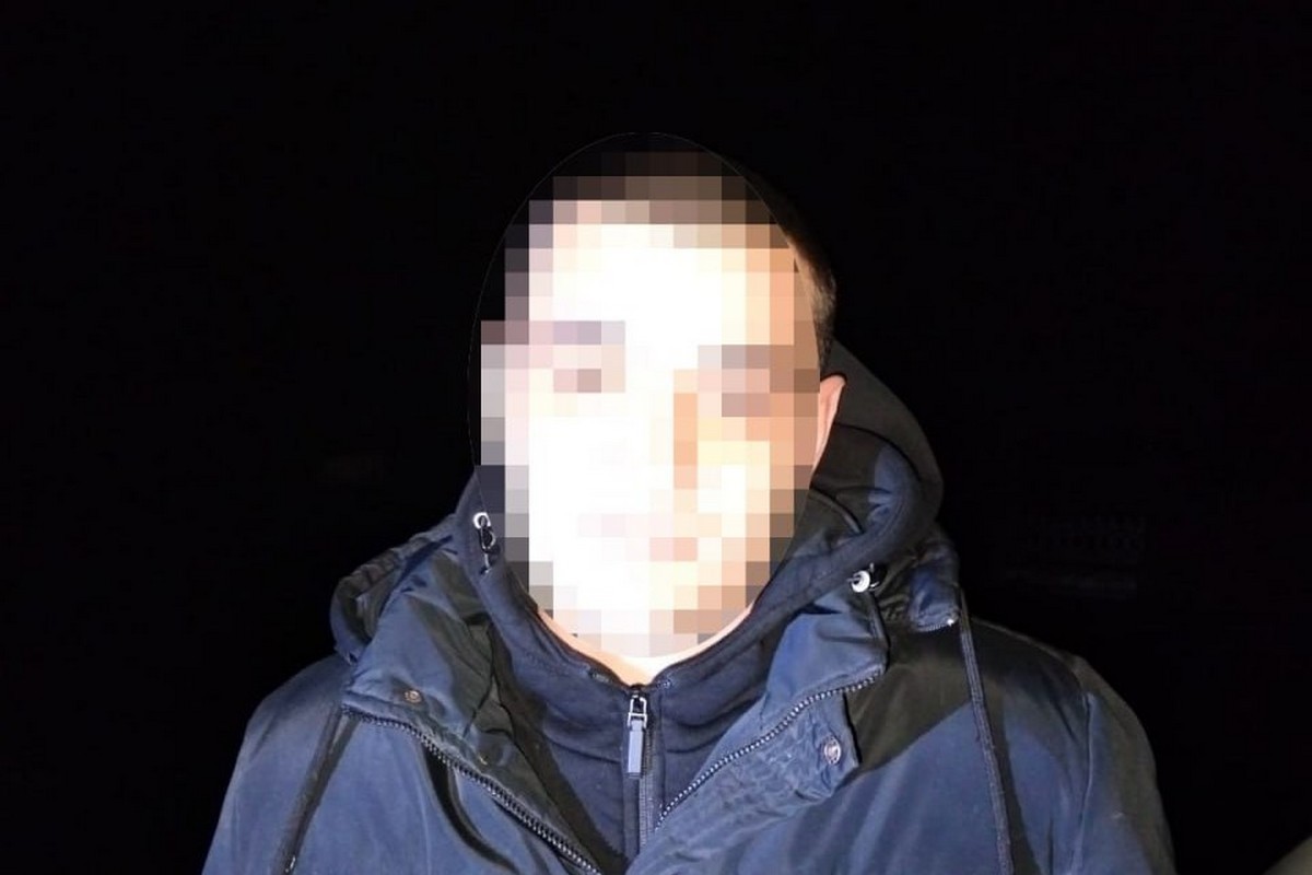 У Нікополі на гарячому піймали чоловіка, який поцупив кабель (фото) 1 У Нікополі на гарячому піймали чоловіка, який поцупив кабель (фото)