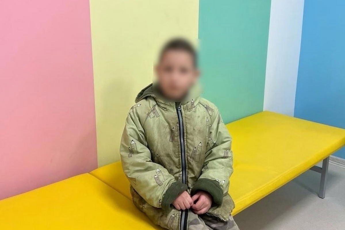У Нікополі голодний і розгублений 7-річний хлопчик сидів посеред вулиці, яка постійно обстрілюється…