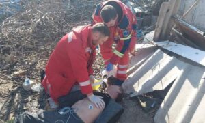 Клінічна смерть через падіння з древа і отруєння комунальників в колекторі: на Дніпропетровщині медики врятували трьох чоловіків