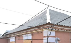 У Нікополі почали відновлювати будинки, які зазнали складних пошкоджень внаслідок обстрілів (фото)