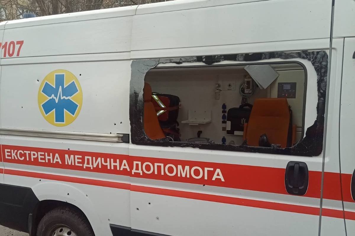 Один неадекват потрощив битою машину «швидкої», а інший побив лікаря: на Дніпропетровщині сталися напади на медиків (фото)