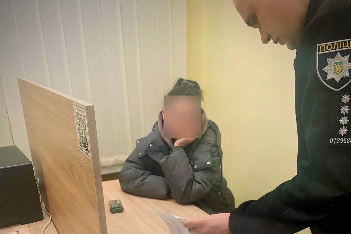 Кинула гранату в бік сусіда, який зробив зауваження за гучну музику: у Дніпрі затримали 38-річну жінку