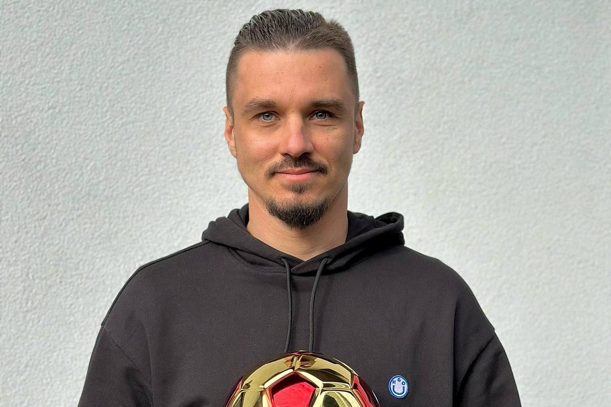 Нагороду кращого футболіста Нікопольського району отримав Ігор Литовка 1 Нагороду кращого футболіста Нікопольського району отримав Ігор Литовка