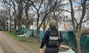 Снаряд прилетів на подвір’я і в квартиру: вбитий і двоє поранених на Нікопольщині – поліція розповіла про наслідки атак (фото)
