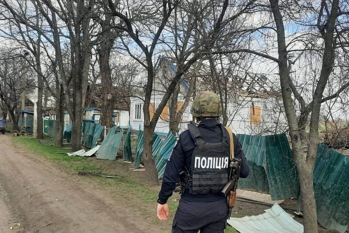 Снаряд прилетів на подвір’я і в квартиру: вбитий і двоє поранених на Нікопольщині – поліція розповіла про наслідки атак (фото) 1 Снаряд прилетів на подвір’я і в квартиру: вбитий і двоє поранених на Нікопольщині – поліція розповіла про наслідки атак (фото)