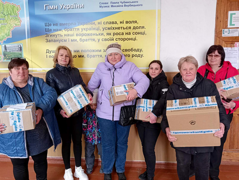 210 родин освітян Марганця отримали продуктові набори (фото) 1 210 родин освітян Марганця отримали продуктові набори (фото)