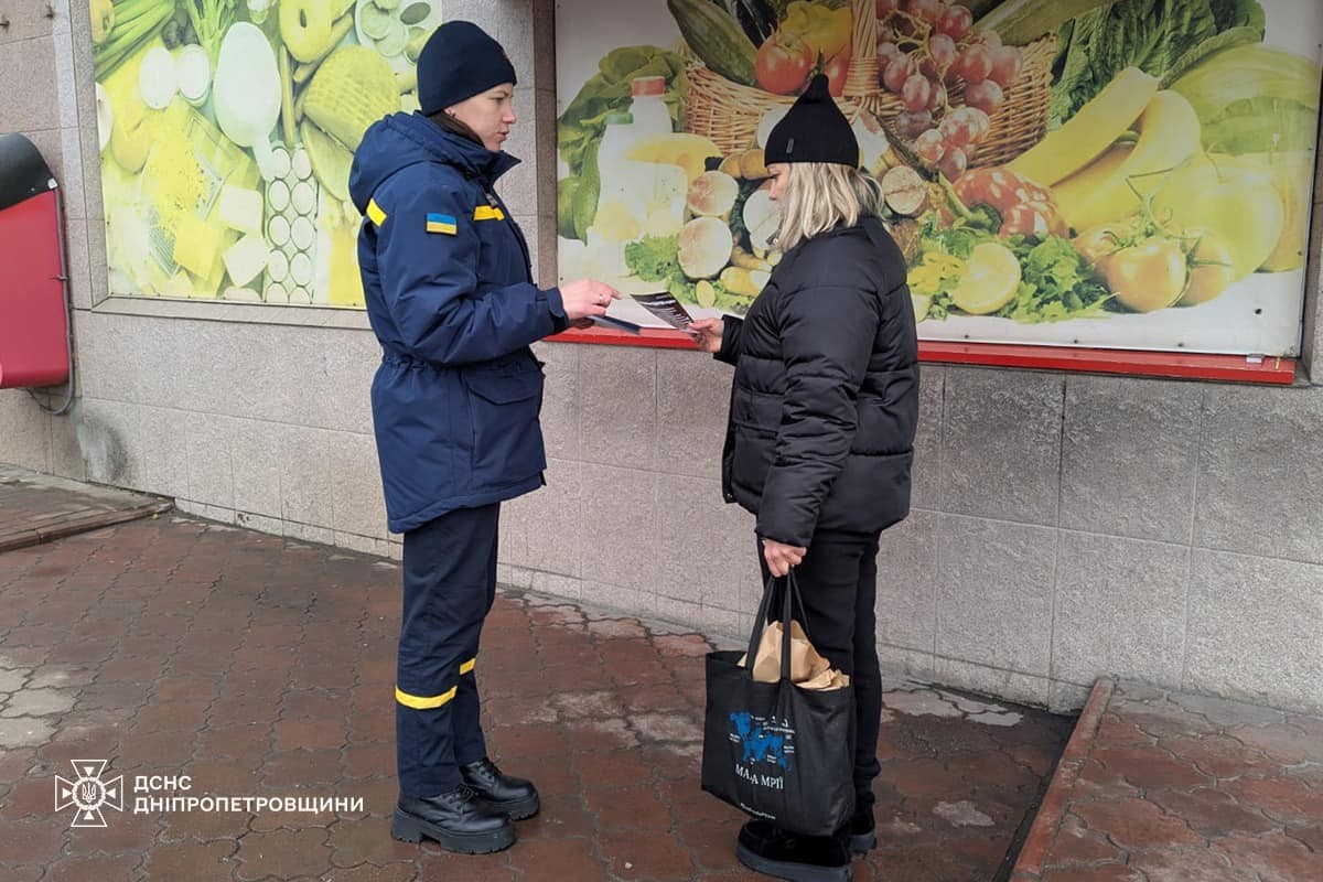 Не чіпати і не торкатись: рятувальники у Нікополі провели бесіди з мешканцями щодо мінної безпеки