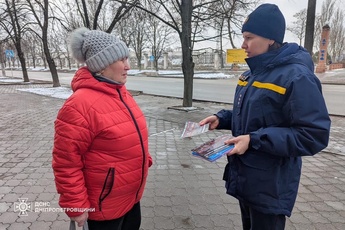 Не чіпати і не торкатись: рятувальники у Нікополі провели бесіди з мешканцями щодо мінної безпеки