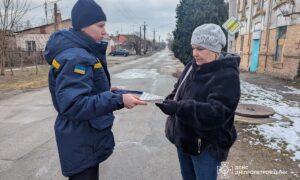 Не чіпати і не торкатись: рятувальники у Нікополі провели бесіди з мешканцями щодо мінної безпеки