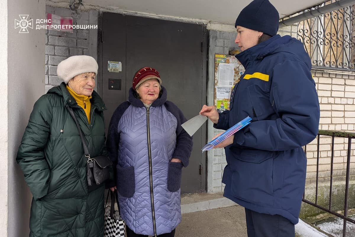 Не чіпати і не торкатись: рятувальники у Нікополі провели бесіди з мешканцями щодо мінної безпеки