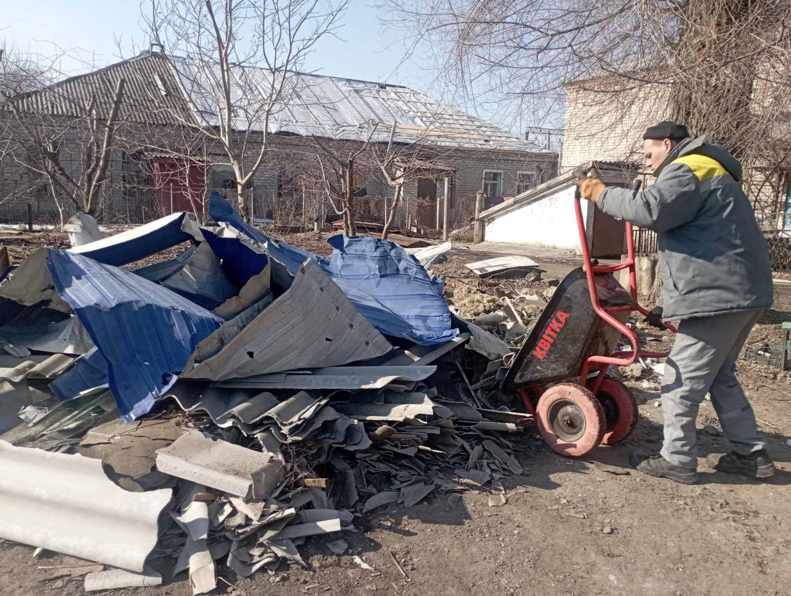 Обстріли Нікополя не вщухають - комунальники усувають наслідки: фото