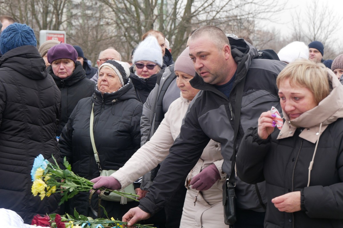 У Покрові сьогодні прощалися із Захисником: фото