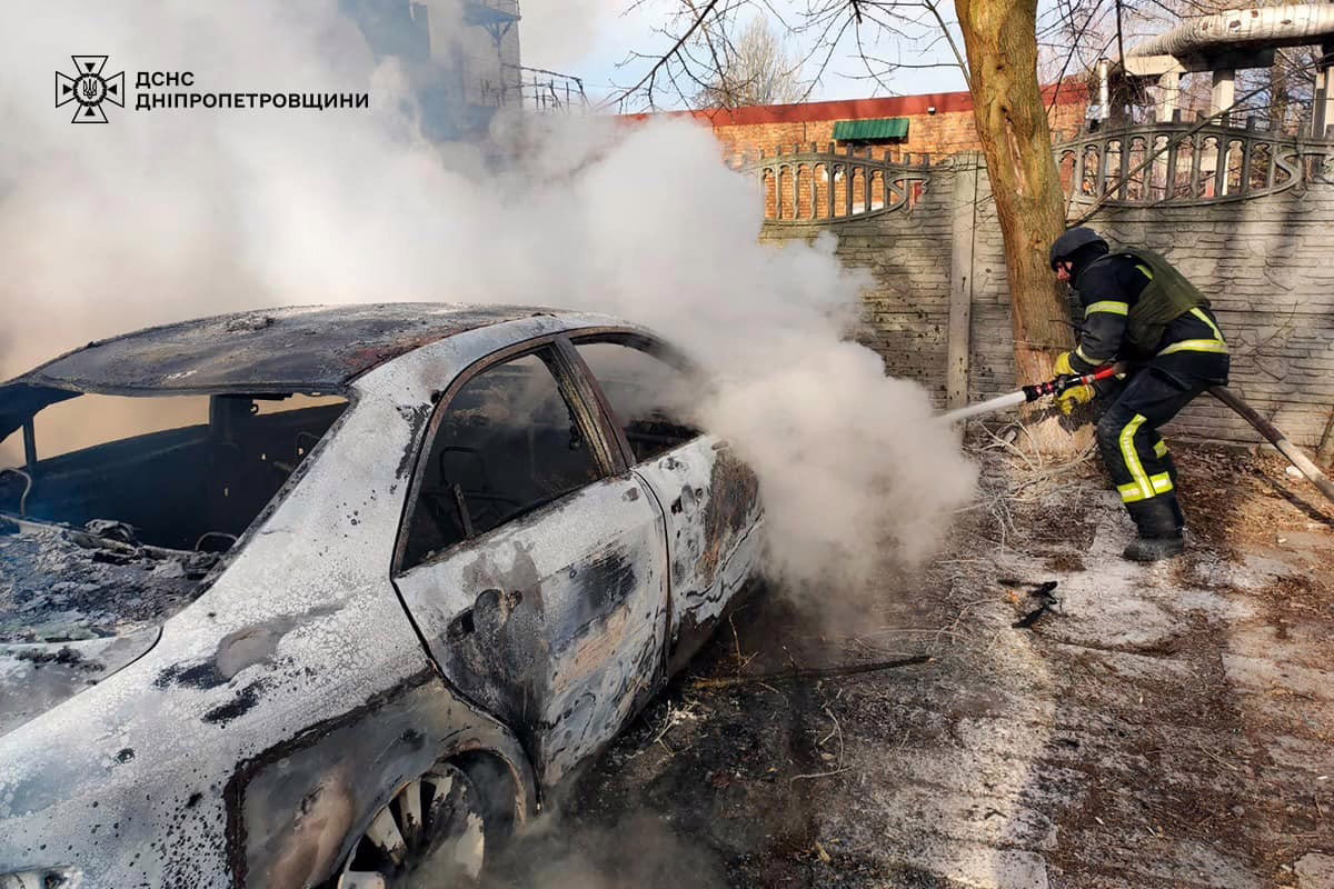 У Нікополі внаслідок обстрілу спалахнули дві автівки 10 березня (фото)
