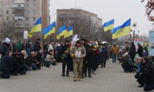 Проводжали під сигнал електровоза… У Покрові сьогодні прощалися із Захисником (фото)