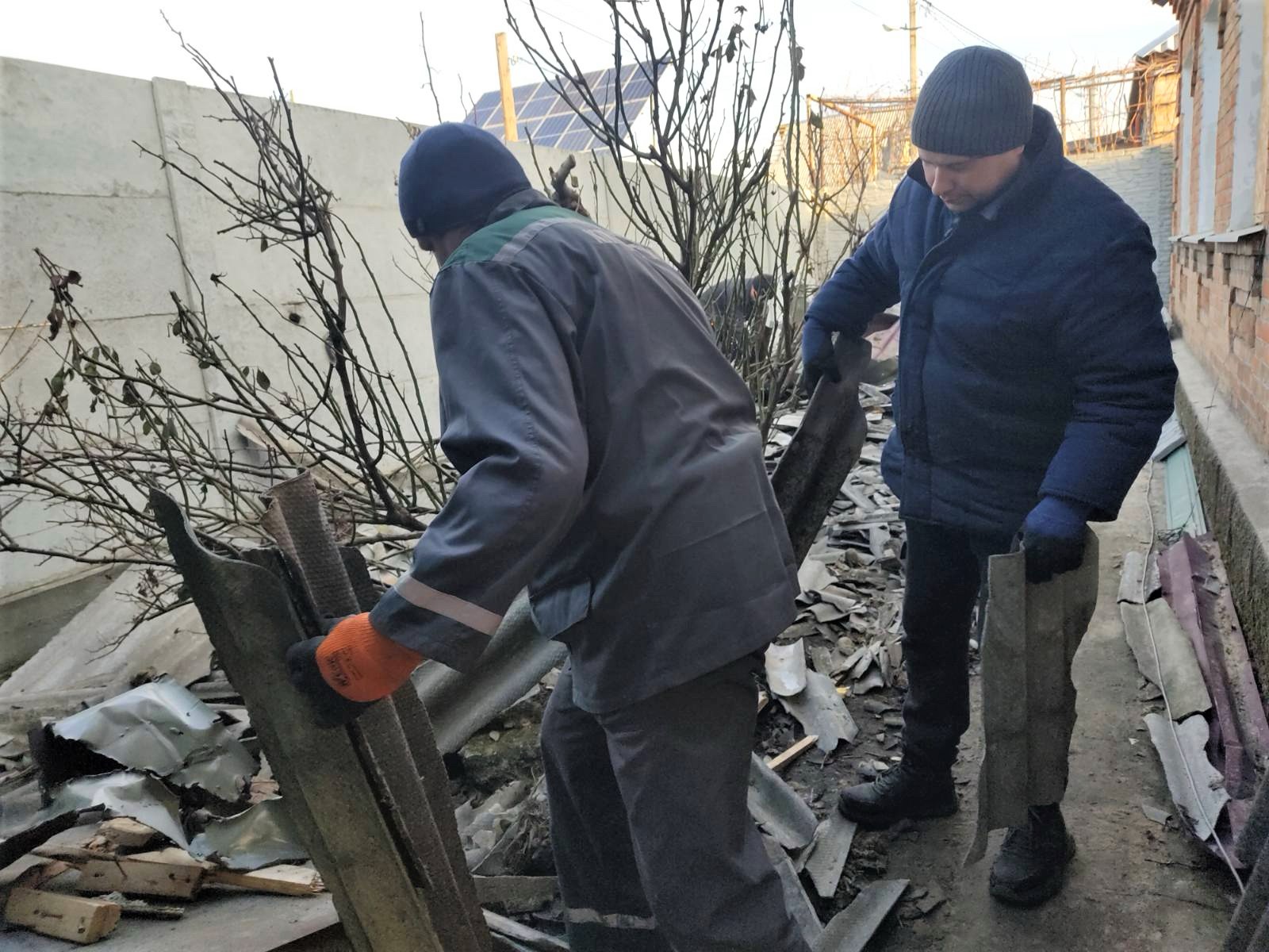 Обстріли Нікополя не вщухають - комунальники усувають наслідки: фото