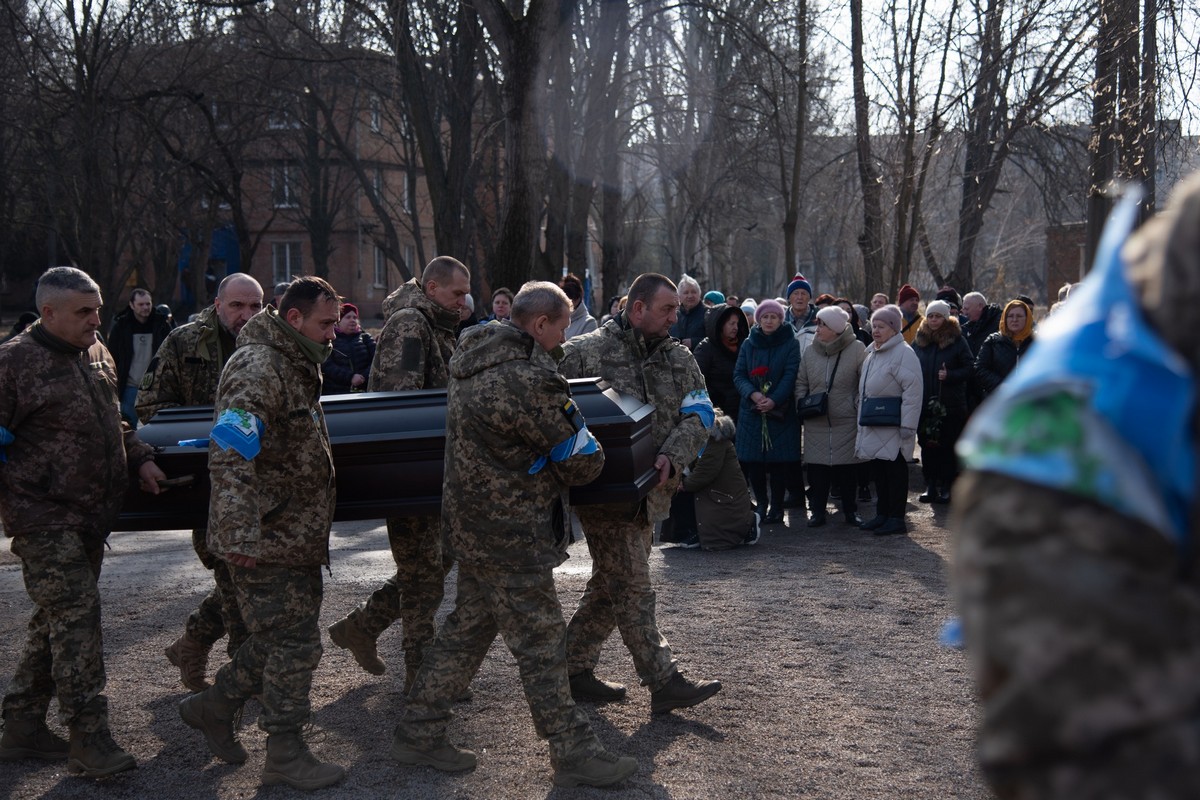 Нікополь сьогодні прощався з полеглим Захисником: фото