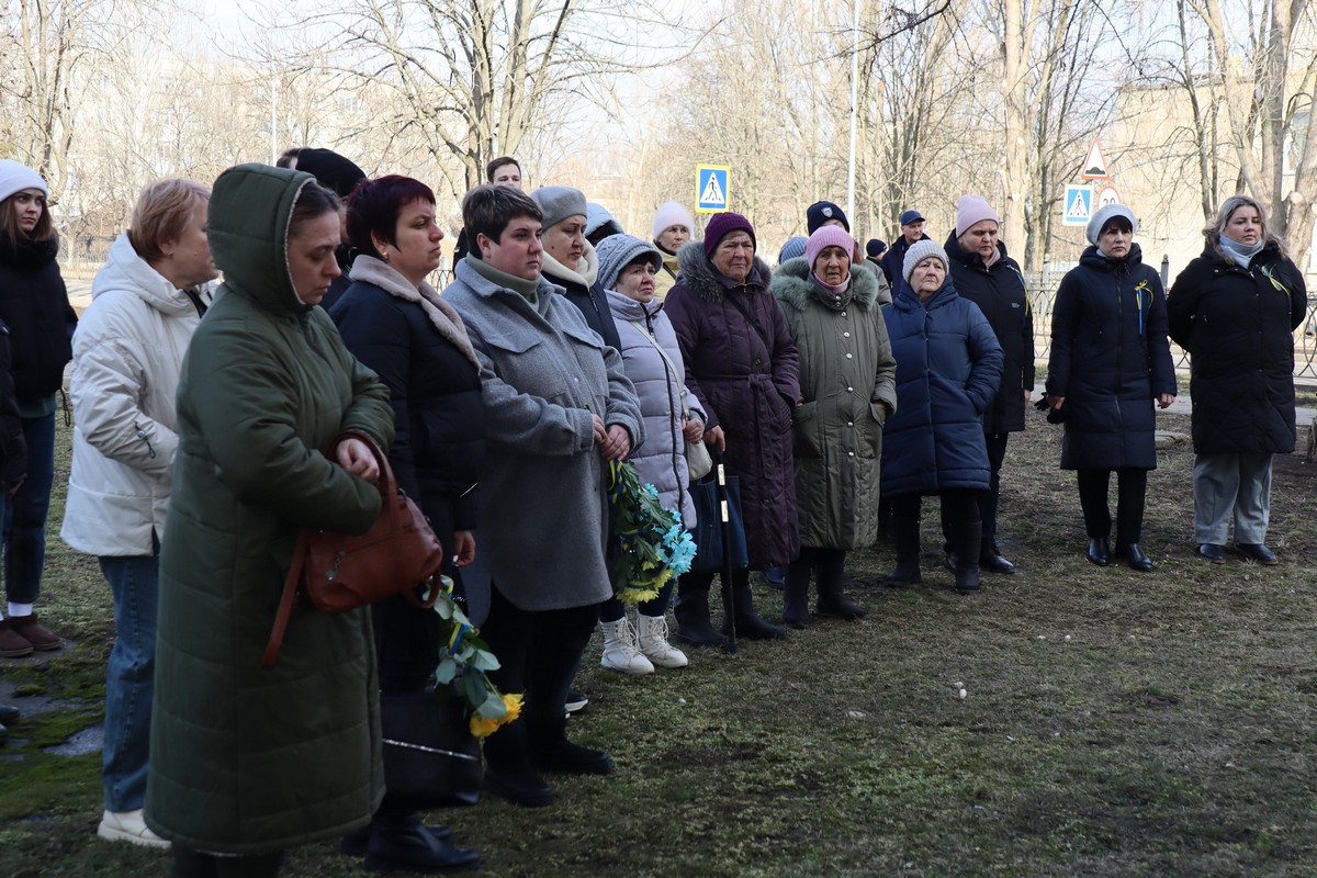 У Покрові сьогодні відкрили меморіальну дошку Захиснику: фото