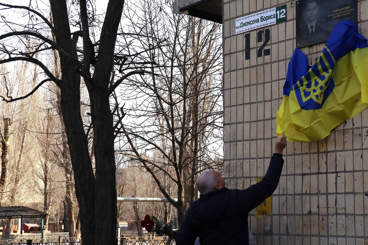 У Покрові сьогодні відкрили меморіальну дошку Захиснику: фото